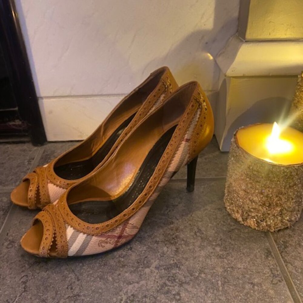 Burberry Beige / Camel Leather Haymarket Heel (size 39.5) - Picture 2 of 6